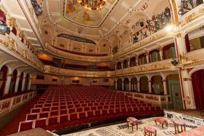 Pražská divadla připravují program: Klasické hry, premiéry, novoty i přeplavání Vltavy