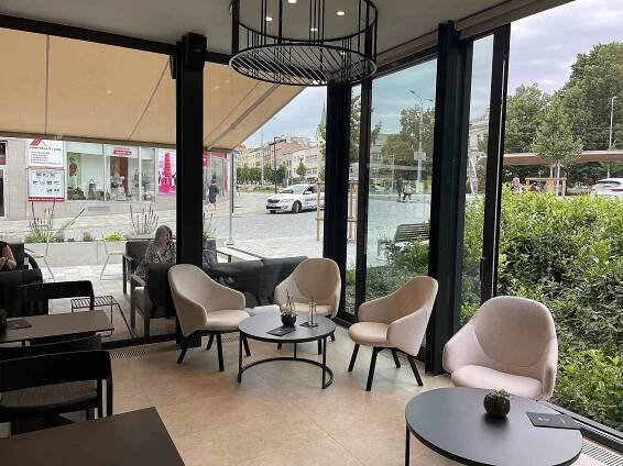 Kavárna Park Café u Tržiště pod Kaštany nabízí italskou kávu i výborné dortíky