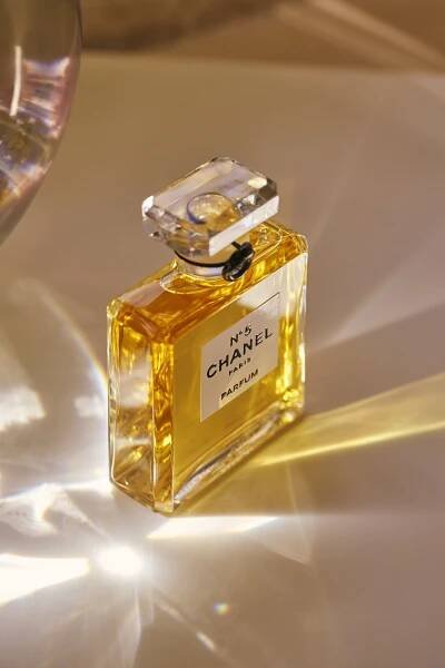 18 REASONS WHY CHANEL N°5 IS THE MOST ICONIC FRAGRANCE