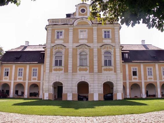 Klášter (zámek)