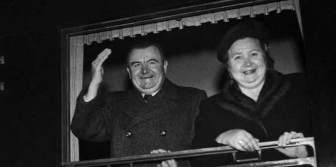 Klement Gottwald s manželkou Martou odjíždějí vlakem do Moskvy (1952)