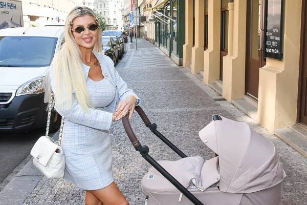 Lela Vémola se synem Arnoldem strávila celé týdny v nemocnici.