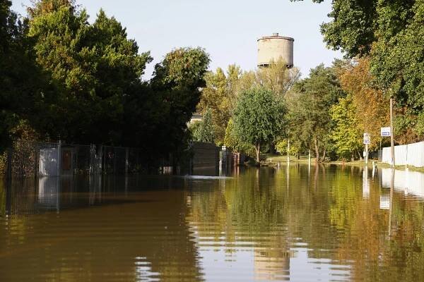 FOTO: Zatopená dálnice a pomalu opadávající voda stále trápí Bohumín