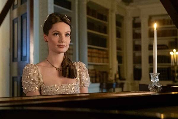 Bridgerton Newcomer Hannah Dodd Recalls It Being 'the Weirdest Feeling' to Walk on to Set After Watching Show (Exclusive)