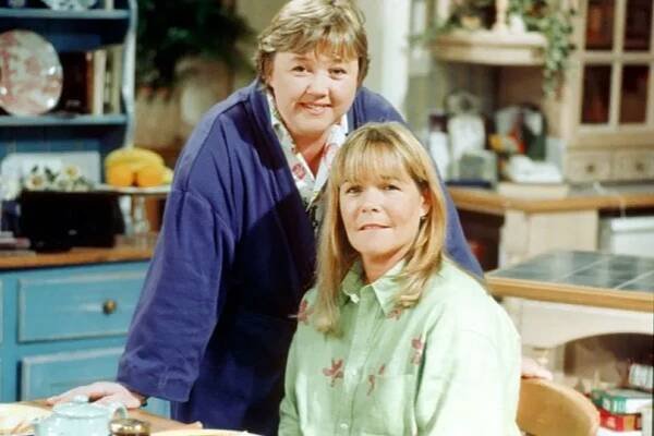 Linda Robson in sitcom Birds of a Feather with Pauline Quirke