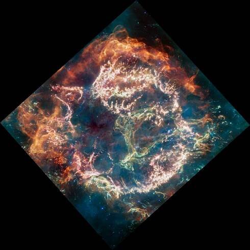 Cassiopeia A (Cas A) je pozostatok supernovy vzdialený približne 11 000 svetelných rokov od Zeme v konštelácii Cassiopeia. Snímka používa dáta z Webbovho zariadenia MIRI a odhaľuje tak Cas A v novom svetle. Zdroj: NASA, ESA, CSA, D. Milisavljevic (Purdue), T. Temim (Princeton), I. De Looze (Ghent University). Spracovanie snímky: J. DePasquale (STScI).