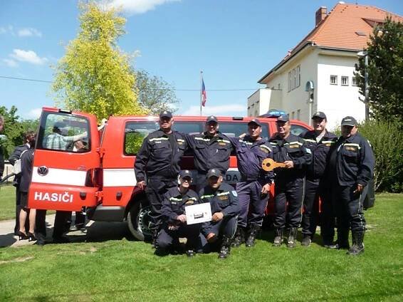 Předání dopravního automobilu jednotce SDH Lštění - Oficiální stránky obce Lštění