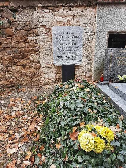 Správce kutnohorského hřbitova Josef Kraus si na Dušičky položením kytky a zapálením svíčky uctil památku zde pochovaných významných osobností.