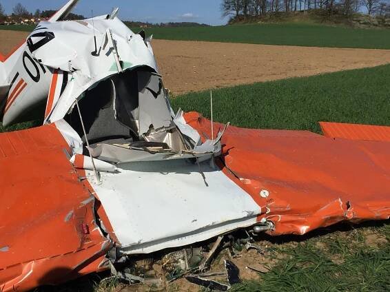 Na Strakonicku spadlo malé letadlo. Pilot zemřel v jeho troskách
