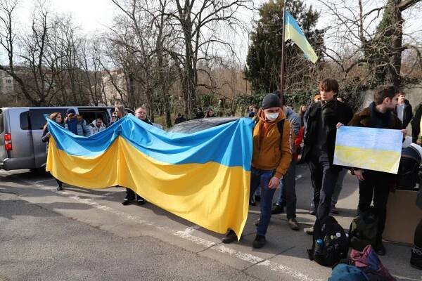 Demonstrace proti invazi: Dva lidé postříkali ruskou ambasádu červenou barvou, protesty i na Václaváku