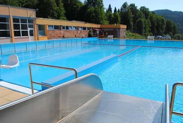 Koupaliště ve Větřní a Kaplici zahájila sezónu. Velešín je bude brzy následovat