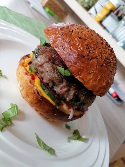 Hovězí burger se sýrem a domácí žemlí - The Pelikans