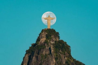 Soubor:Unique Moment with the Moon and Christ the Redeemer 3.jpg – Wikipedie