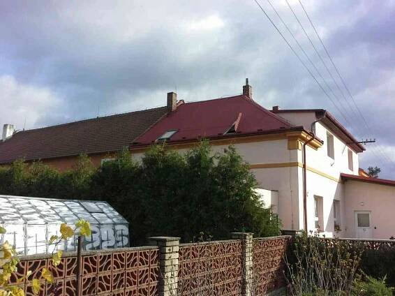 Vichřice trhala střechy a lámala stromy. Už způsobila větší škody jak Kyril