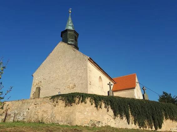 Raně gotický kostel sv. Václava na Chvojínku je krásnou ukázkou venkovské kostelní architektury | Střední Čechy