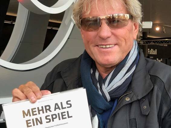 Bernhard Brink besucht das Deutsche Fußballmuseum