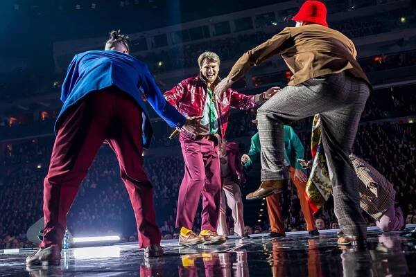 LIVE: Vojta Dyk si splnil sen a vyprodal O2 arenu. Nabídl estrádní show, které chyběly silné písně