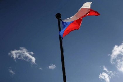 Státní vlajka České republiky mávání ve větru — Stock obrázek