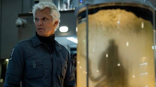 Timothy Olyphant jako syntetik Kirsh v seriálu Vetřelec: Země