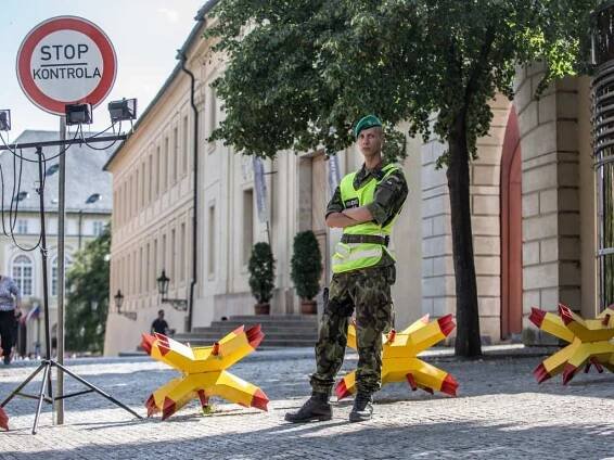 Na Hradě čekají turisty kontroly, výlet k Orloji je naopak nezdrží