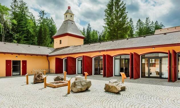 Citlivou rekonstrukcí historického komplexu z 19. století byl vytvořen zcela nový Dům přírody Brd – DesignMag.cz