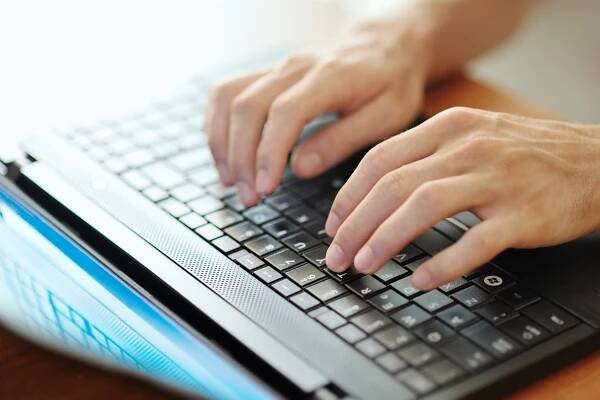 Mužské ruce, psaní na pc klávesnici notebooku — Stock obrázek