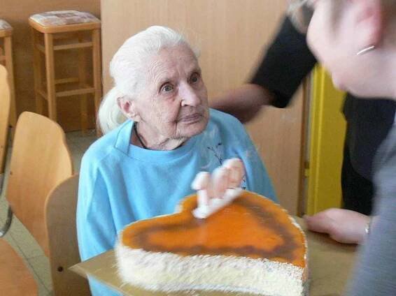 Bývalá učitelka Marie Antalová ze základní školy v Hulíně oslavila v domově pro seniory ve Vážanech sté narozeniny.
