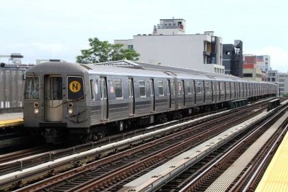 File:MTA NYC Subway N train arriving at 36th Ave.jpg - Wikimedia Commons