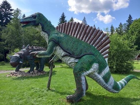 Cesta do pravěku kousek za hranicemi: děti i dospělé nadchne Dinopark v Karlówě