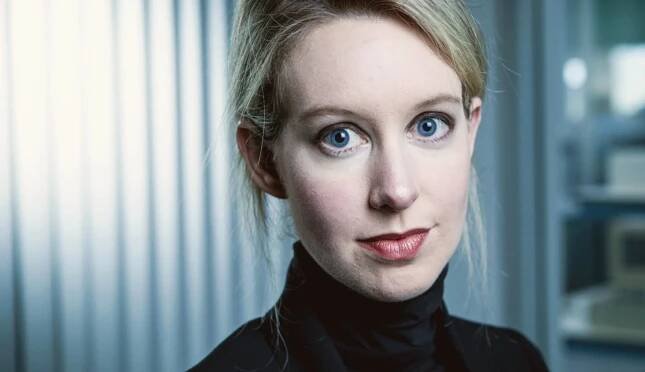 Elizabeth Holmes na svobodě. Zakladatelka Theranosu se vyhýbá nástupu do vězení