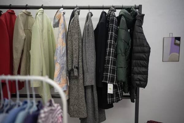 Toto je pět nejlepších second handů v Praze: Koupíš v nich Chanel výběrovky i vintage kousky za kilo | Galerie 1/53 | REFRESHER.cz