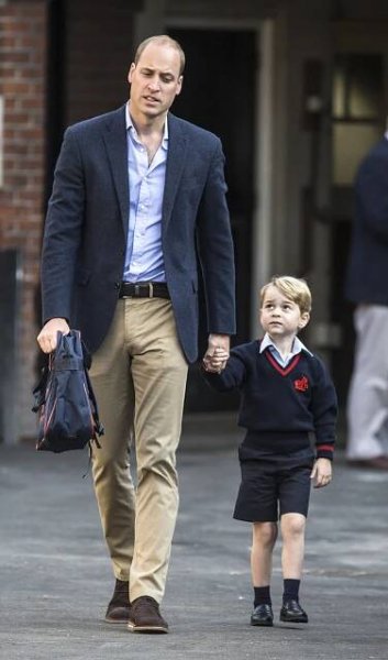 První školní den prince George: Doprovázel jej jen tatínek William, těhotná vévodkyně Kate zůstala doma