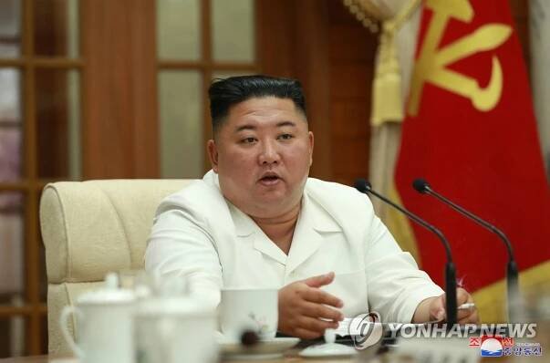 Kim se objevil na zasedání politbyra strany, varoval před covidem a tajfunem