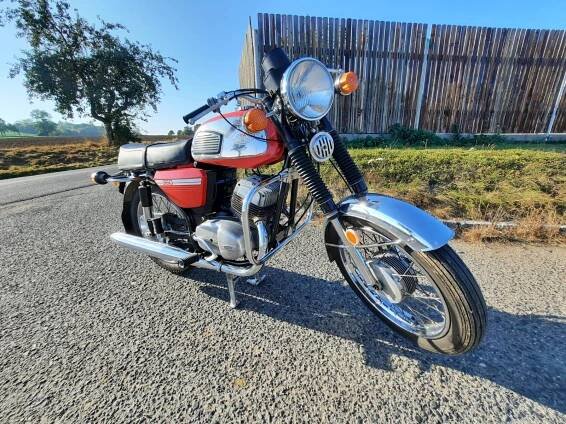 Technikou neohromí, má ale najeto 700 km. Do dražby jde Škoda 105, tipnete si cenu?