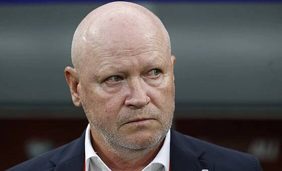 Ivan Hašek sleduje souboj českých fotbalistů s Černou Horou.