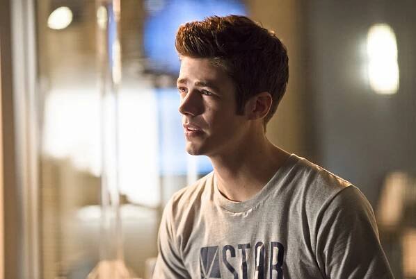 Flash - Gorilové boje - Z filmu - Grant Gustin