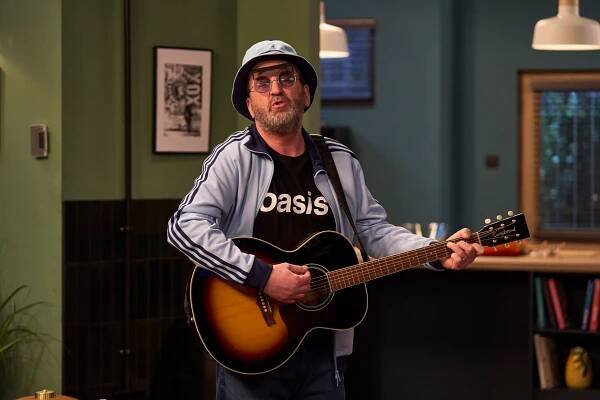 Some might say Lee Mack is an Oasis fan