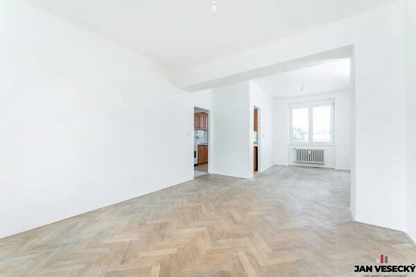 Pronájem obecního bytu 3+1 s balkonem a sklepem, 91 m2, ulice Něvská 586/18, Praha 9 - Čakovice