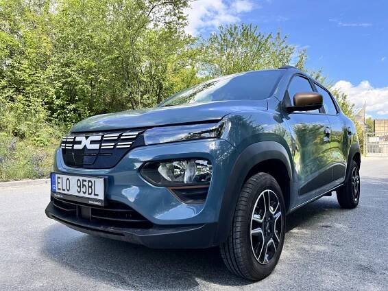 Elektrická Dacia Spring 65 Extreme: Modrá beruška překvapí hereckým výkonem a osobitým stylem