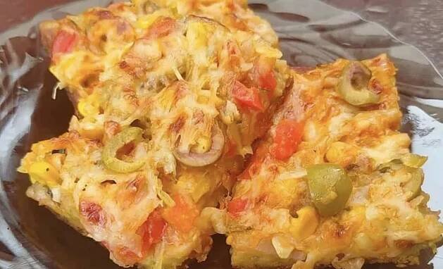 Období cuket je vždy obdobím podivuhodného sbližování! Díkybohu je cuketová pizza už nějakou dobu moje zdravější alternativa klasiky