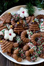 Lisované kakaové vánoční sušenky.