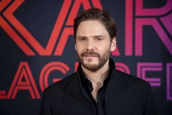 Kdo dorazí? Hanebný panchart z Marvelovek i Karl Lagerfeld! Famózní herec Daniel Brühl se už těší do Varů