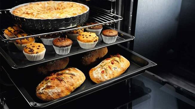 Víceúrovňové pečení – 3 plechy v troubě Electrolux: chléb, muffiny a koláč_04
