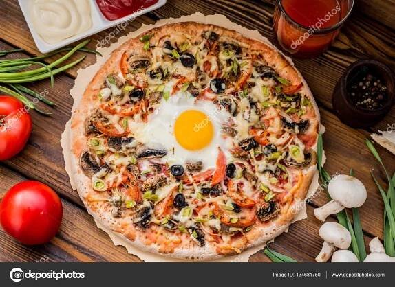 Stáhnout - Vegetariánská pizza. Stará na pozadí. Pohled shora detail — Stock obrázek