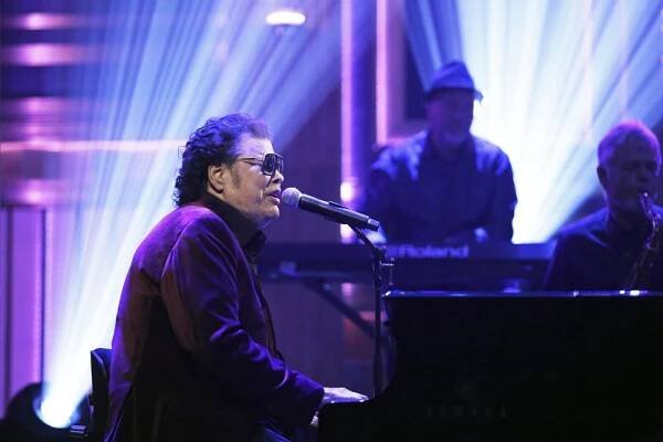 Ronnie Milsap Sings 'Lost in the Fifties Tonight' on 'Fallon'