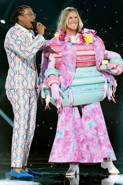 THE MASKED SINGER: L-R: Nick Cannon and Bethany Hamilton in THE MASKED SINGER airing Wednesday, Nov. 13 (8:00-9:02 PM ET/PT) on FOX. CR: Michael Becke