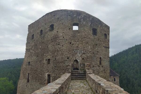 Hrad Velhartice se chlubí unikátním gotickým kamenným mostem. Stojí na skále mezi dvěma věžemi | Střední Čechy