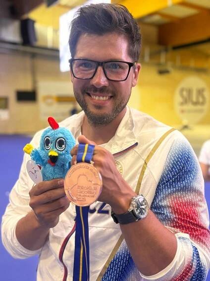 Nové disciplíny, víc střílení. Tomeček má z evropského šampionátu tři medaile
