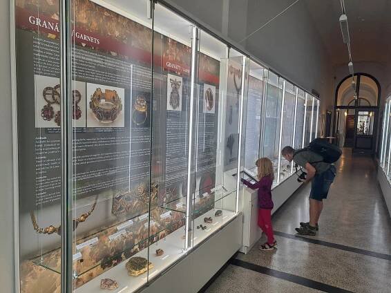Vltavíny, granáty, smaragdy i opály. Jihočeské muzeum představuje vzácné kameny