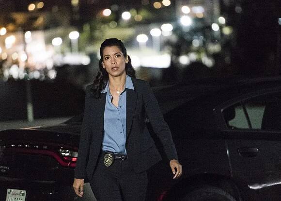Zbrojnice - Pilot - Z filmu - Stephanie Sigman